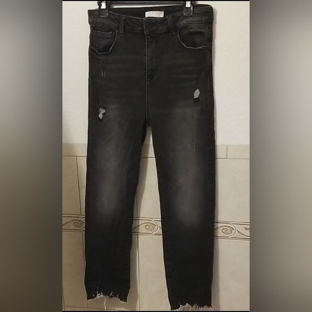 Ariya Women's Black Distressed Skinny Jeans